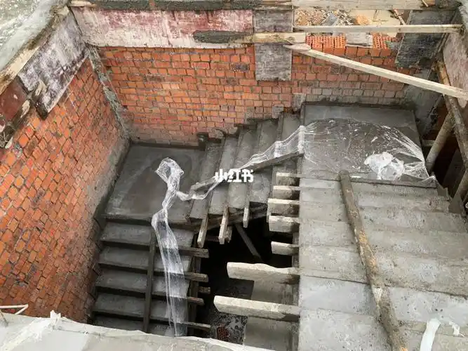 农村自建房的三跑楼梯看着还行