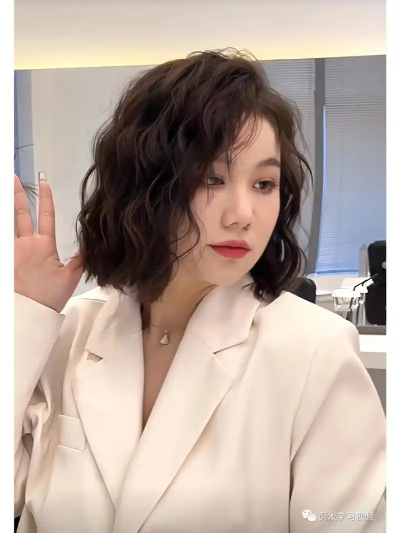 2023新年发型"短发烫个卷"显脸小巨减龄        2023超火短发烫发,烫