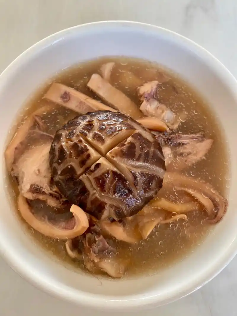 广东人煲汤必看7515妈妈煲的墨鱼干汤太鲜啦6015 这是冬季