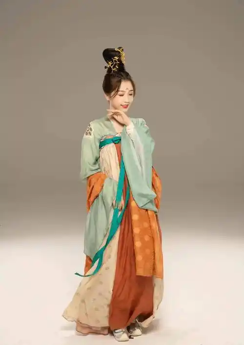 虞书欣古代装可爱甜美,现代装冷艳时尚,你爱哪一款?_颜色_古装_造型