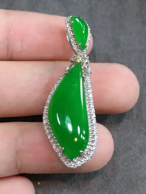 玉佳佳阳绿随形翡翠吊坠18k金镶嵌女款送礼玉坠珠宝项链挂件整体