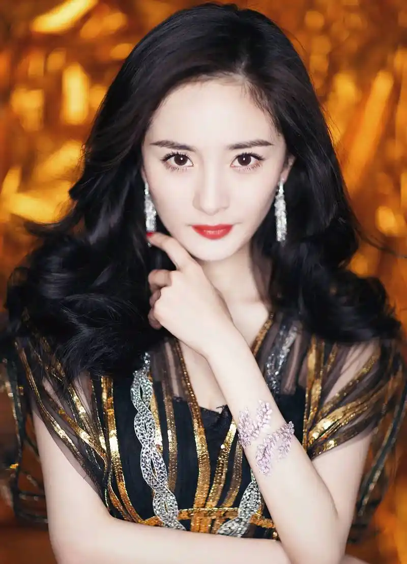 杨幂现身三亚,半丸子头配卡通装,粉丝:行走的衣架