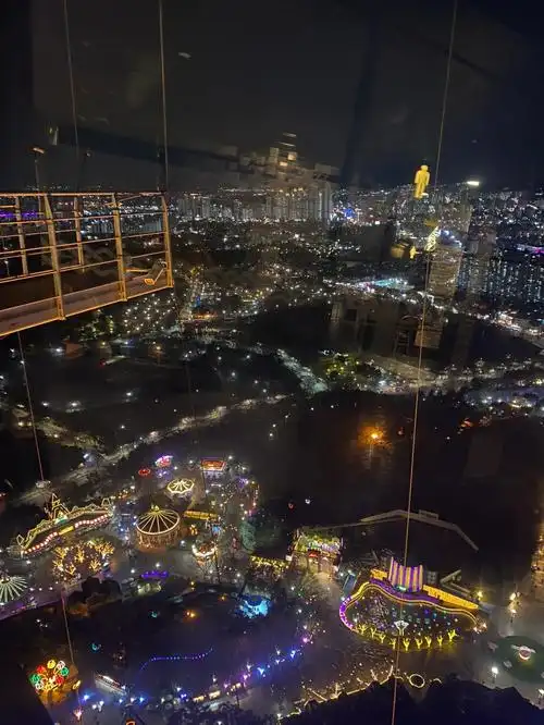 喜欢从高处往下看的感觉,虽然恐高