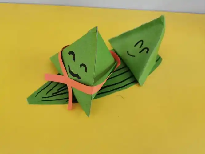 看看我们用卡纸做的粽子吧!