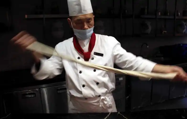 1/ 12 近日,安徽芜湖,摄影师在芜湖市华邑酒店遇见这位面点大厨李乾友