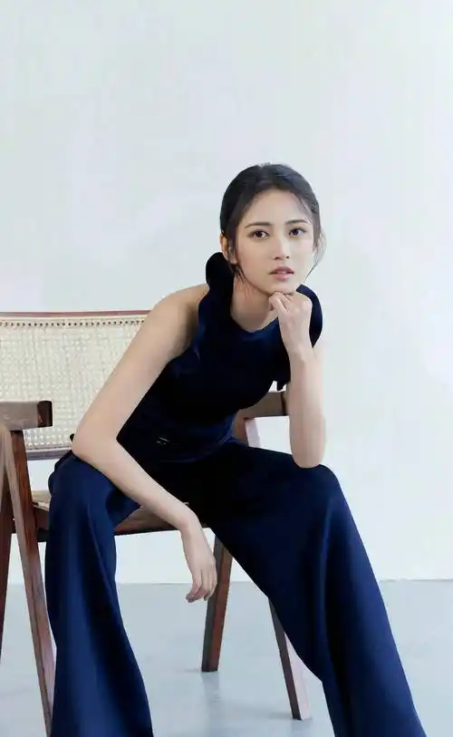 陈钰琪,1992年出生于中国四川省,身高165厘米,体重46公斤.