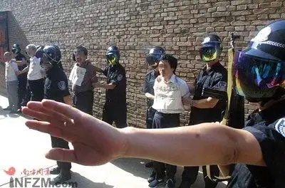 月25日,西安市中级人民法院对4名涉毒罪犯验明正身后准备押赴刑场枪决