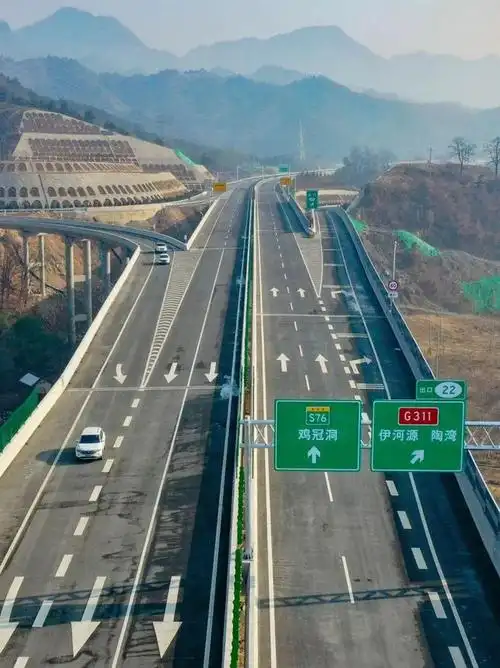 鸡冠洞站,作为栾卢高速的起点站,取名自附近的鸡冠洞风景区.