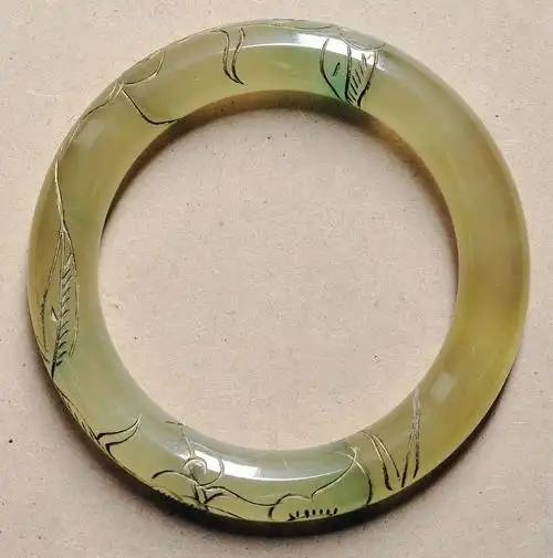 王正鹏:〔汉代〕雕花泥金翡翠手镯