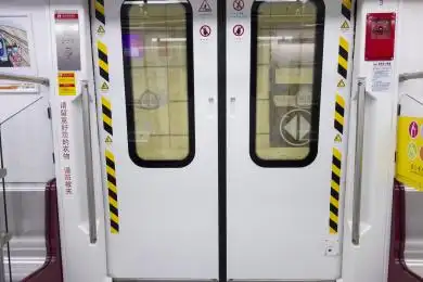 地铁已经关闭的车厢屏蔽门