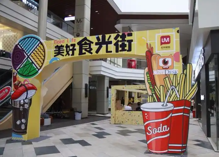 我们都可以在商场的入口或电梯口看到龙门架的身影