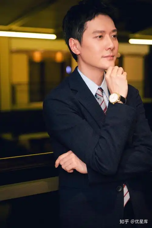 当天,冯绍峰帅气亮相,一身深色笔挺西装,在蓝色衬衣的映衬下更加的