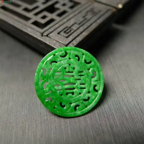 满色辣绿天然老翡翠镂空雕圆形喜字吊坠