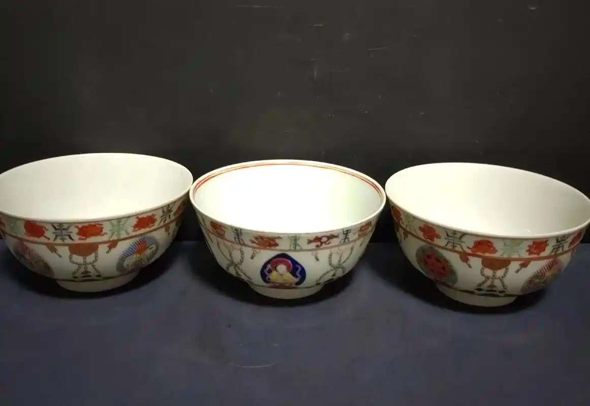 清道光御制粉彩七珍八宝梵文款小碗三个,高6厘米×口径11.5 - 抖音