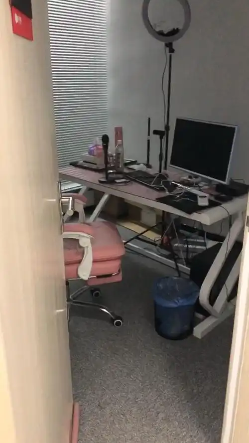 原来直播间就是一间间小小的房间里面除了一台电脑手机架和一个圈圈也