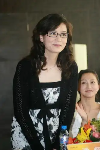 潘虹多次为灾区捐款 自称"半个四川人"(组图)