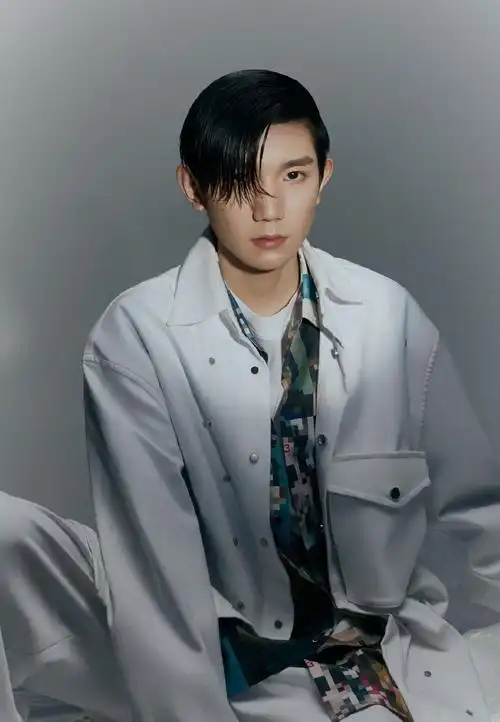 王源冷峻帅气黑白写真大片