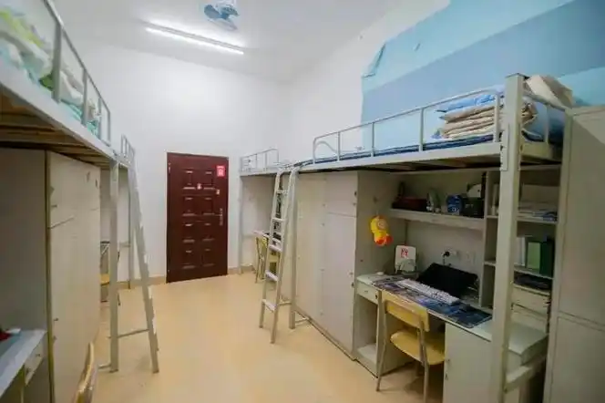 宿舍分四人间和六人间,新生按照录取院系和专业统一安排,宿舍内配置