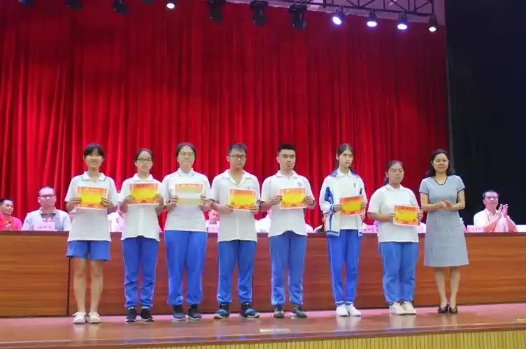 新兴一中举行2019—2020学年开学典礼_县教育局