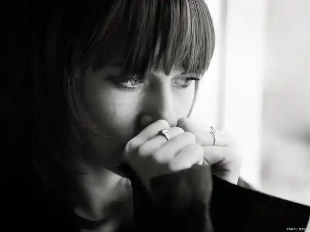 用动作描写伤心的句子