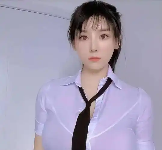 "桃花女郎"刘太阳晒出美照,体重130斤臀围100cm,网友:太馋了_身材