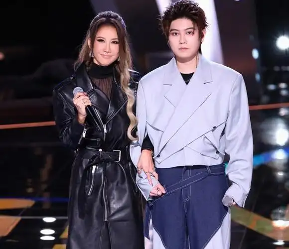 李玟事件持续发酵,越来越多的细节被披露,像一块块拼图逐渐拼凑出一个