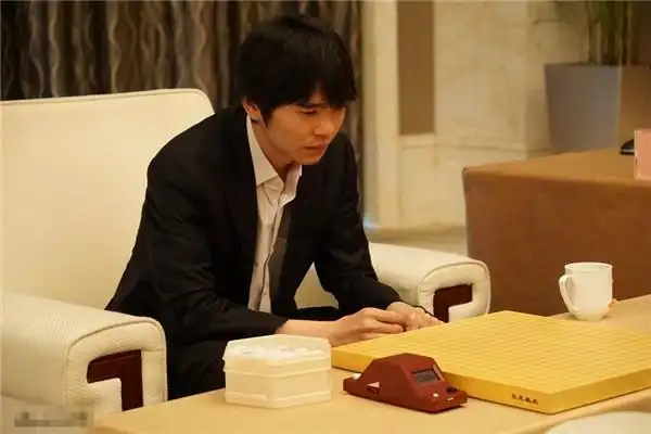 组图:应氏杯半决赛第3局续赛 李世石面临困局