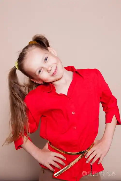 小女孩扎着辫子微笑