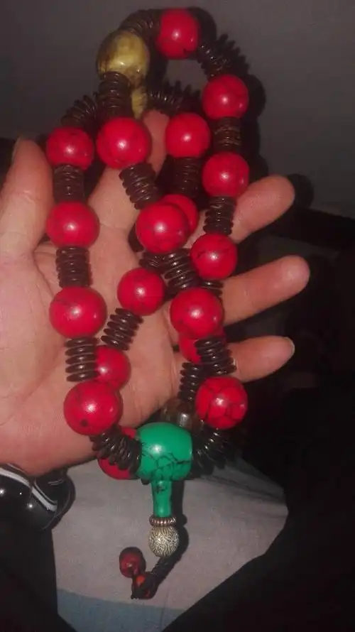 请老师鉴定一下这红松石珠子是新的还是老的,谢谢