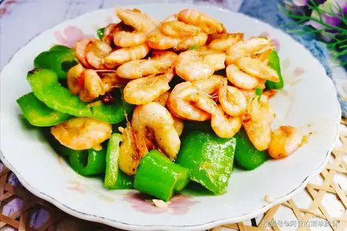 原创教你一道不容易翻车的青椒炒白虾,又香又嫩有点甜,一点也不腥