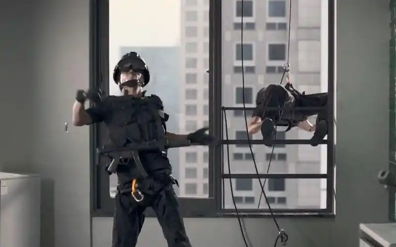 枪杀翻窗特警队友留下遗言后被补枪拖进房间