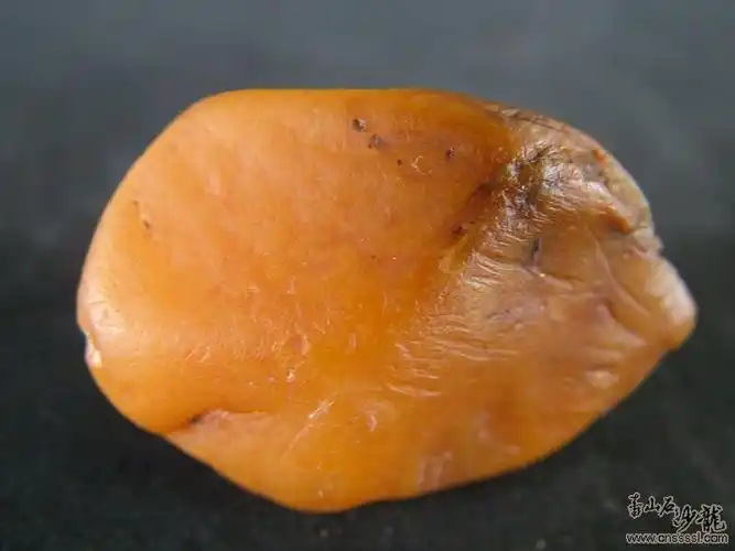 内部有虱卵状小白泡,色彩没有田黄正阳,有片状的黄色絮纹田黄石一个不