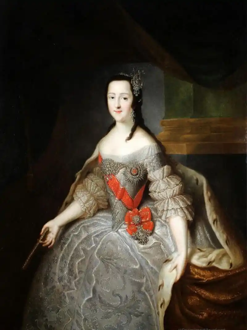 叶卡捷琳娜二世大帝在1745年的结婚礼服 满脑子里都是!好细的腰! 	 当