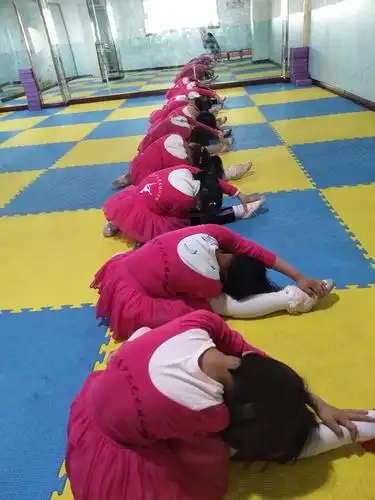 地面压旁腿,美丽的后背