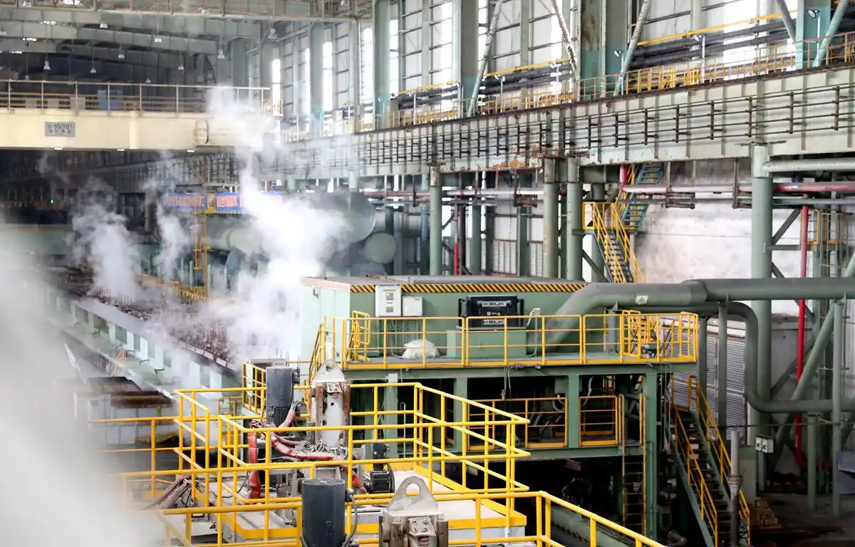 湛江钢铁轧钢车间.人民网 薛艳艳摄