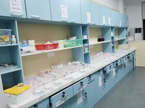 7.这是配药室,每一瓶药品都经过无菌操作,三查七对后才会给患者使用.
