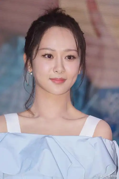 那时候的她是一个可爱的小女孩,等她成年后,她是一个流量明星.