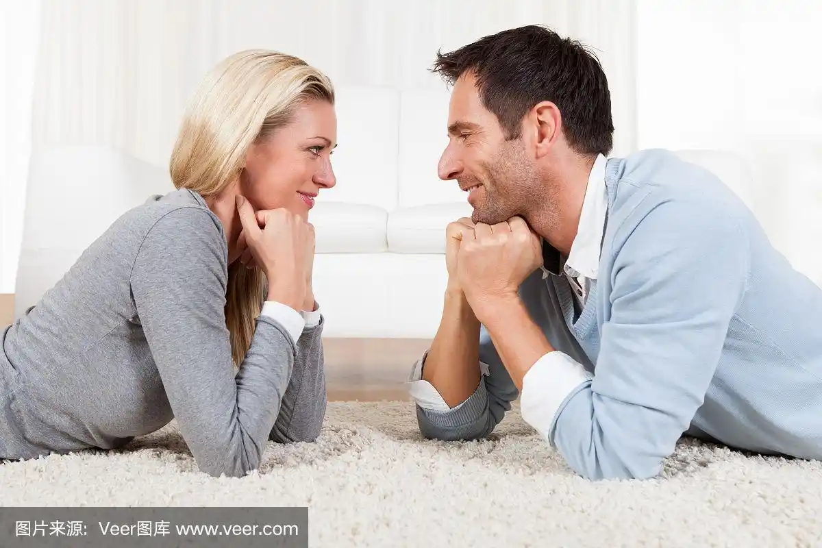 一对年轻的夫妇注视着对方