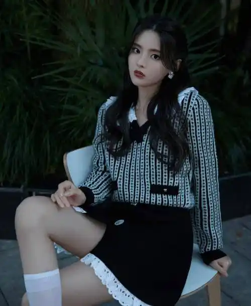 原创杨超越为证明自己腿长大胆挑战香烟鞋脚背快成90度了