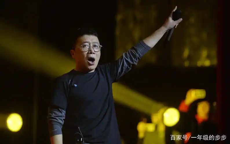 著名歌手庞龙母校校庆献歌,太激动忘记歌词