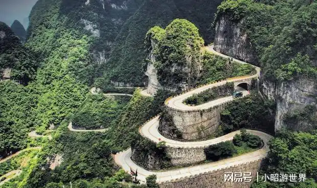 直通天门山天门洞的盘山公路叫做通天大道,山壁上刻有曲道通天四个大