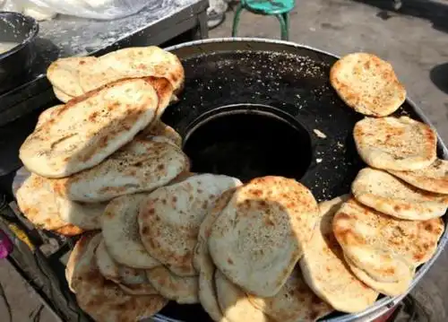 大妈纯手工烤烧饼每天做两百多块饼不够卖自己却说不赚钱