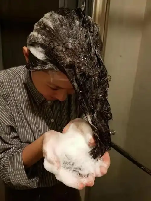 女生想让头发变柔顺洗头时坚持这几点只要几分钟旧能看见效果