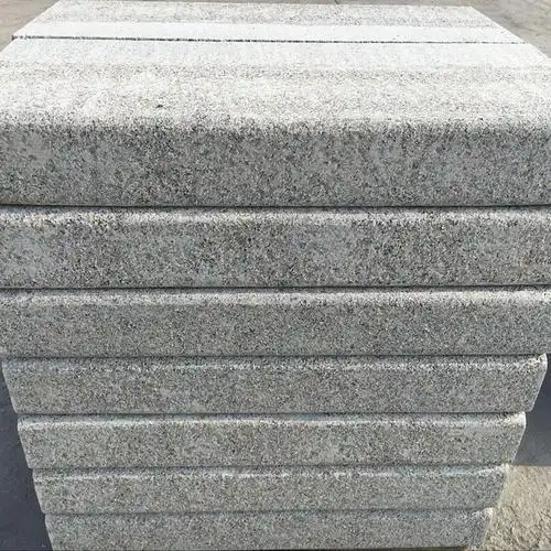 芝麻灰路沿石 浅灰色路缘石价格 机切面路边石尺寸 马路牙子石材