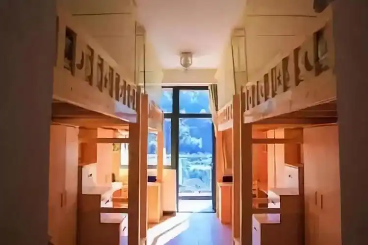 10温州白鹿外国语学校食宿费:住宿费2000元/学期,餐费自理寝室条件:学