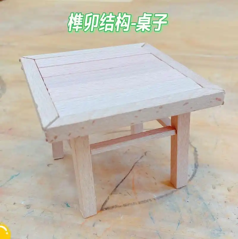 幼儿园 中班木工课-榫卯结构桌子 学习锤子的使用方法.