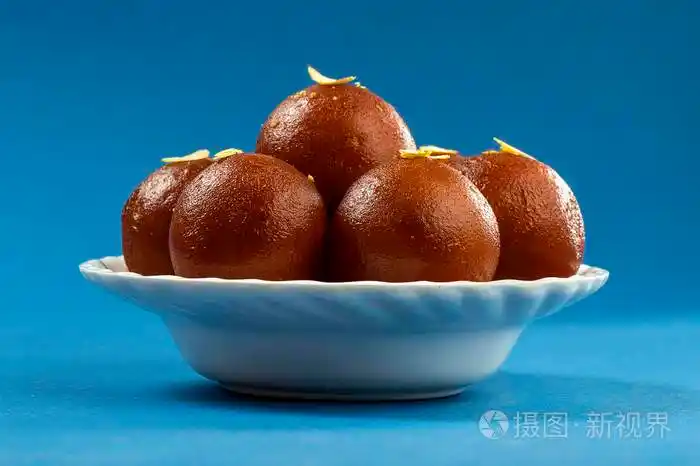 gulabjamun印度甜点干炸薯条白碗餐巾