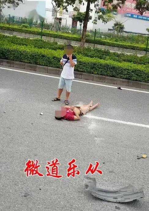 惊乐从一单车空中断开两半一人流血倒地67