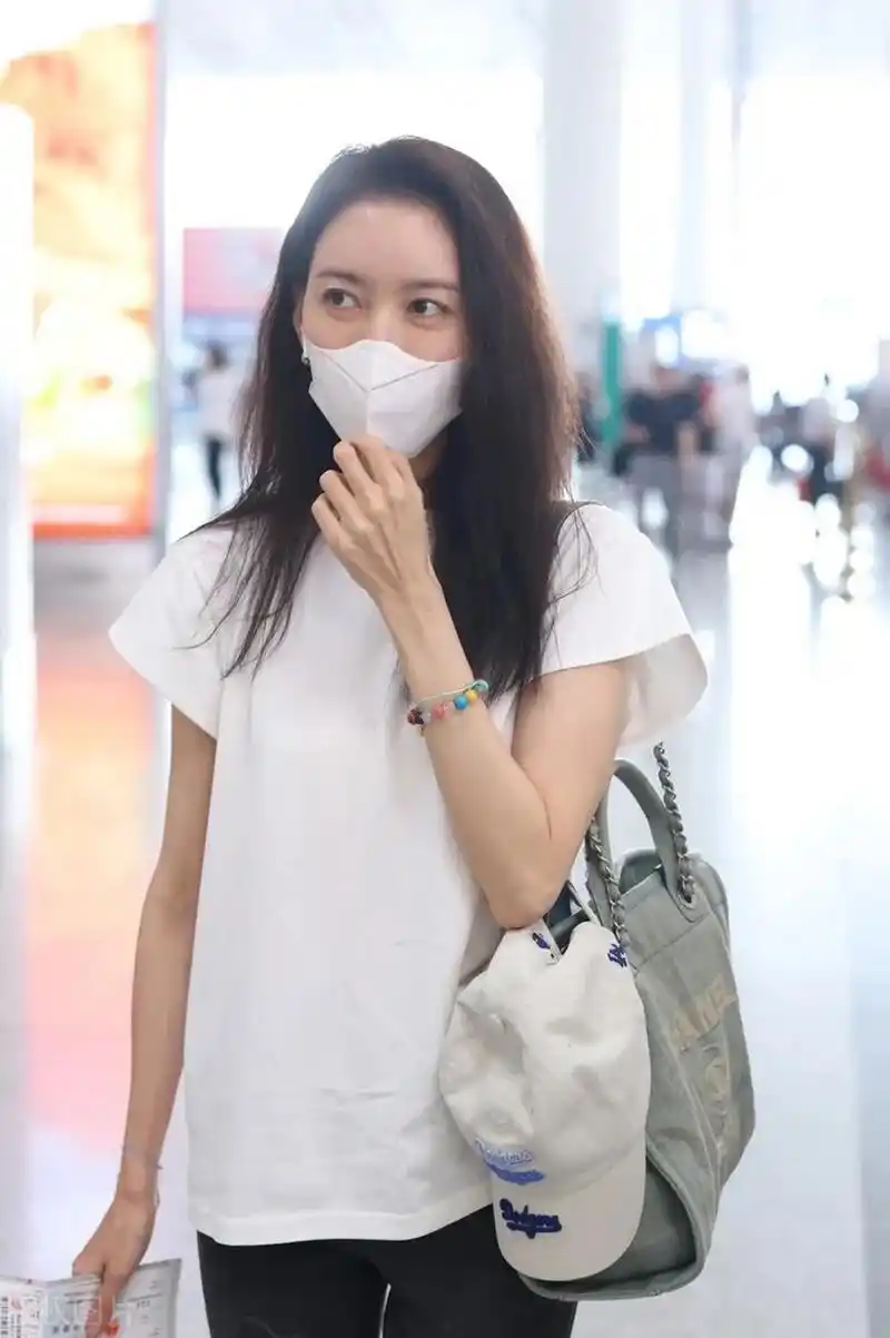 高露亮相北京机场,她这次搭配的格外简洁,看上去也特别的清纯,确实是