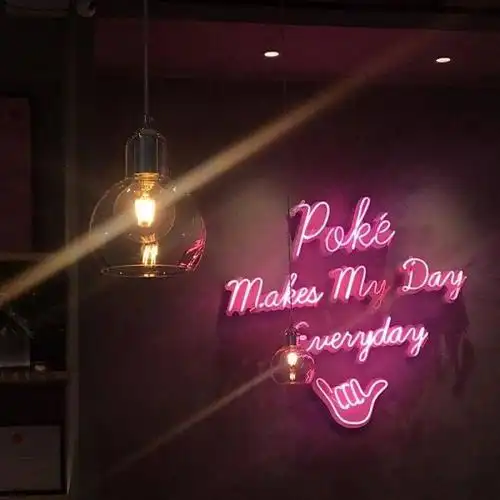 封面图片使用很简单,长按图片保存到手机相册,之后去微信中设置使